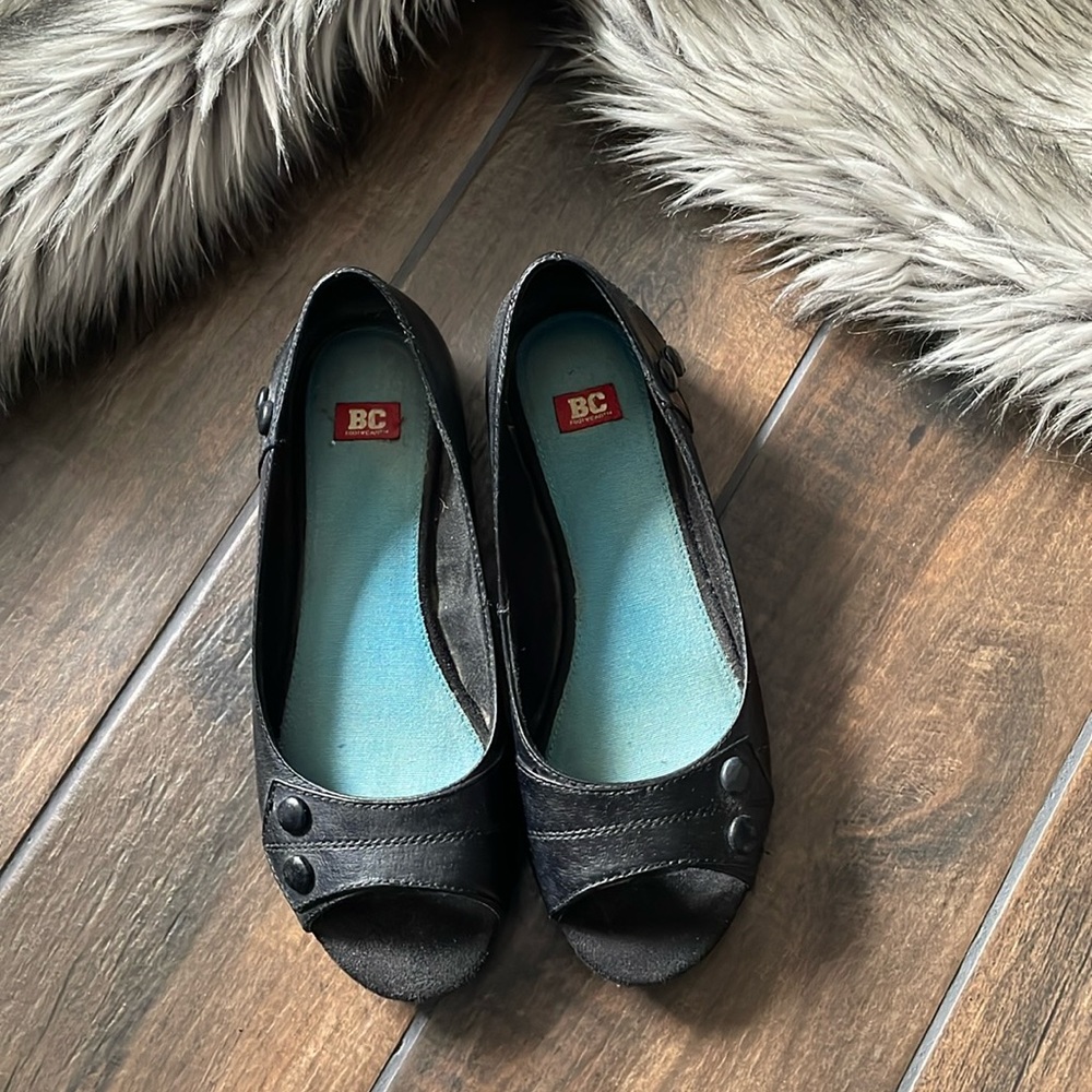 Peep toe flats